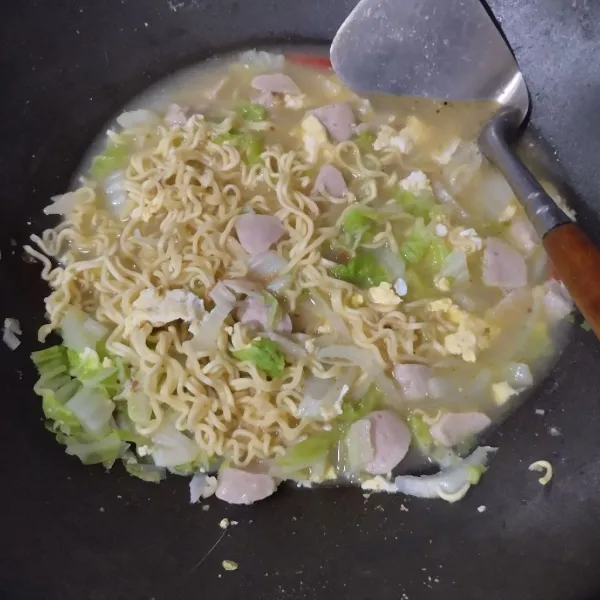 Masukkan mie, garam, lada dan kaldu bubuk. Masak hingga mie matang.