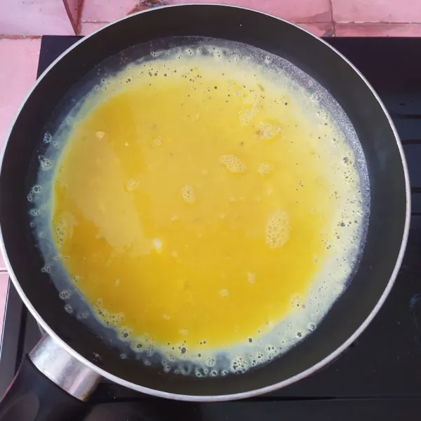 Panaskan frypan, olesi dengan sedikit minyak. Kocok telur, lada, kaldu jamur, dan garam. Tuang ke wajan, ratakan.