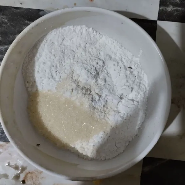 Campurkan tepung terigu, tepung beras, garam dan gula pasir. Aduk rata.