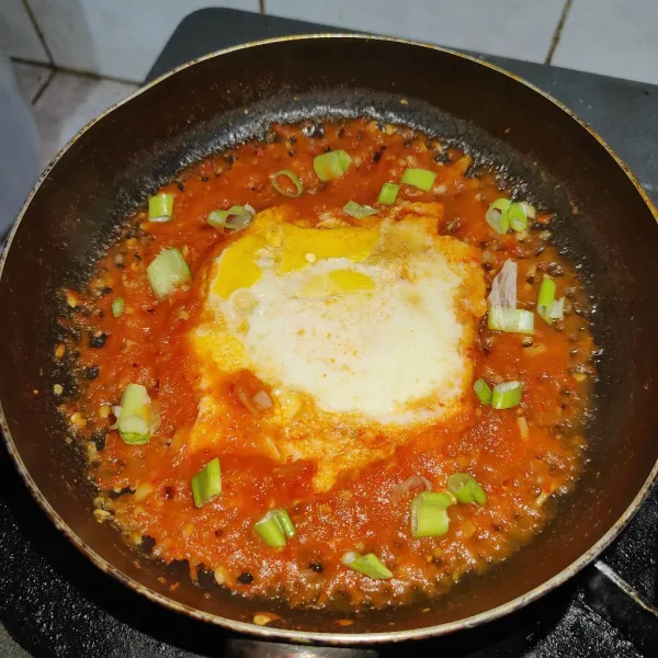 Masukkan telur, masak hingga telur matang, taburi potongan daun bawang dan siap dinikmati