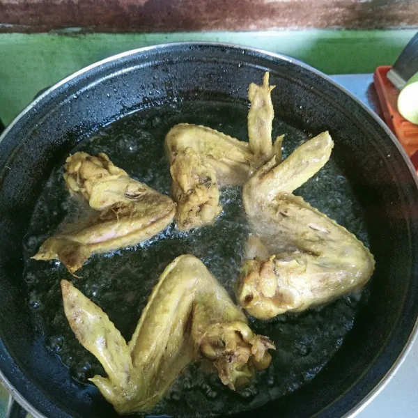 Siapkan wajan lalu masukkan minyak. Setelah minyak panas masukkan ayam.