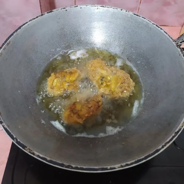 Celupkan ayam ke dalam telur, goreng hingga matang. Goreng juga sisa telur, tuang dengan cara posisi sendok agak tinggi dari wajan supaya berserabut.