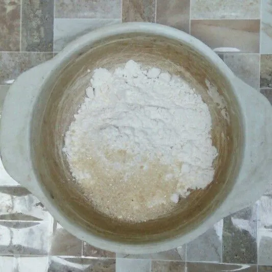 Masukkan semua tepung, gula pasir dan garam.