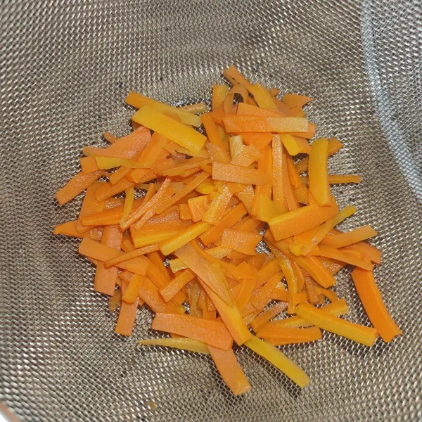 Potong-potong wortel memanjang, lalu rebus sampai setengah empuk