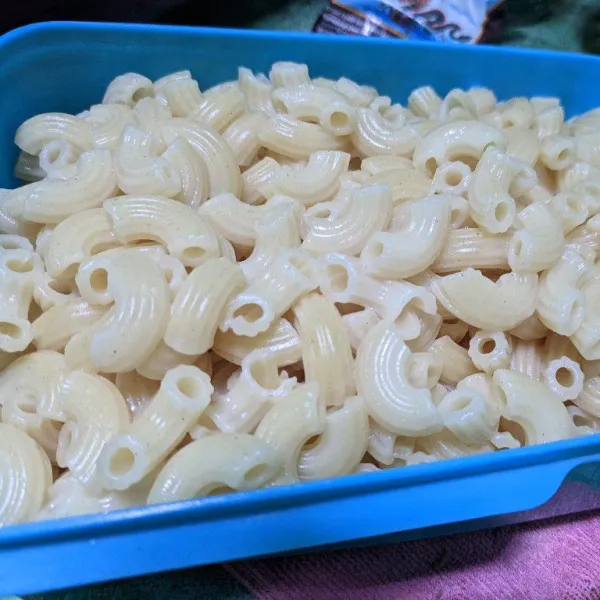 Rebus makaroni sampai matang, angkat dan tiriskan.