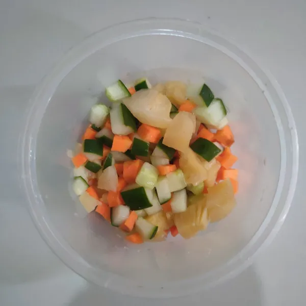 Potong dadu, mentimun, wortel dan nanas, beri cuka apel dan garam.
