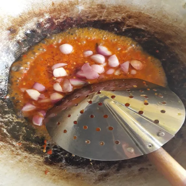 Masukkan bawang merah, tambahkan gula,garam dan kaldu bubuk. Masak hingga matang.