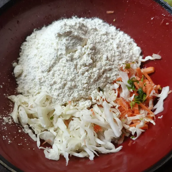Kemudian tambahkan tepung terigu, kaldu ayam bubuk dan bawang putih bubuk.