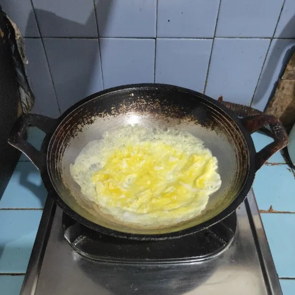 Panaskan wajan, goreng telur dadar hingga matang. Angkat dan sisihkan.