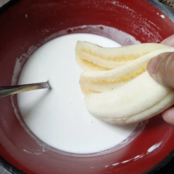 Kemudian celupkan pisang ke dalam adonan tepung.