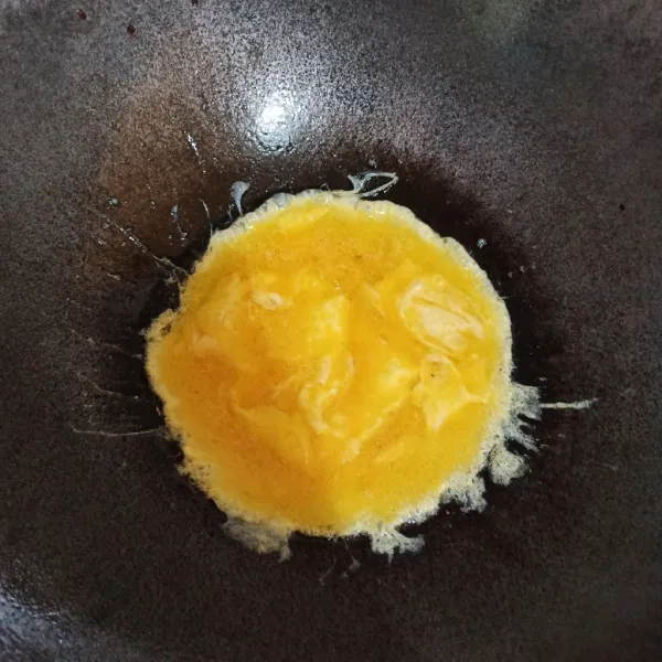 Kocok telur lalu orak-arik dengan minyak goreng, lalu sisihkan.