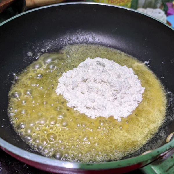 Membuat saos putih : Lelehkan margarin, masukkan terigu kemudian aduk cepat.