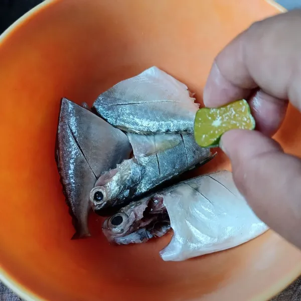 Kucuri ikan kembung dengan jeruk, diamkan sebentar dan cuci bersih.