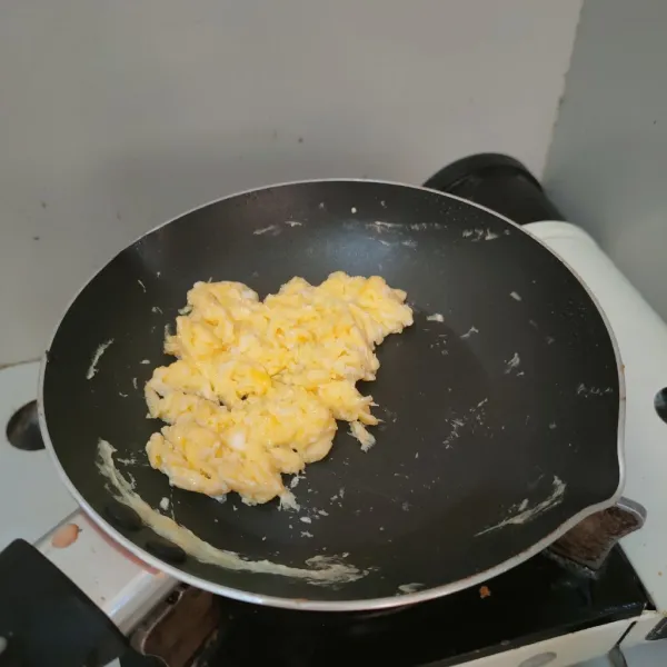 Kocok lepas telur, kemudian masak orak arik.