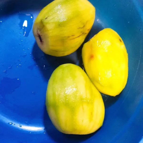 Kupas mangga lalu cuci hingga bersih