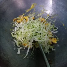 Masukkan kubis, tumis ½ layu.