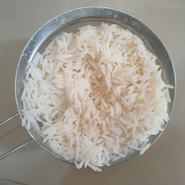 Cuci bersih nasi basmati, kemudian rendam dengan air selama 1 jam.