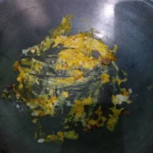 Masukkan telur, aduk-aduk hingga rata.