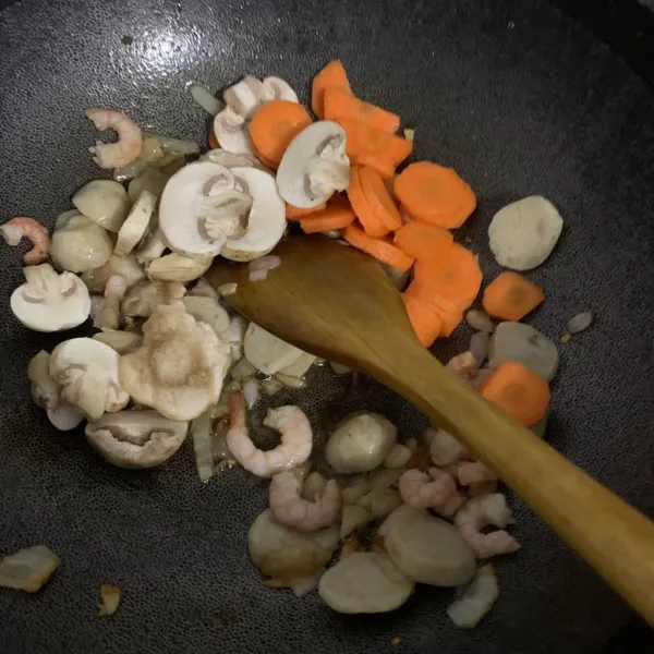 Masukkan wortel dan jamur kancing