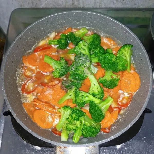 Masukkan brokoli. Aduk rata. Masak sampai layu. Kemudian tambahkan seasoning. Aduk rata. Masak sebentar. Icip rasa. Angkat dan tata di kotak bekal.