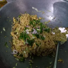 Masukkan daun bawang, aduk-aduk dan koreksi rasa.