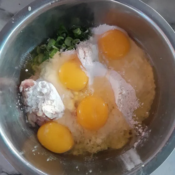 Tambahkan tepung, telur dan bumbu-bumbu.