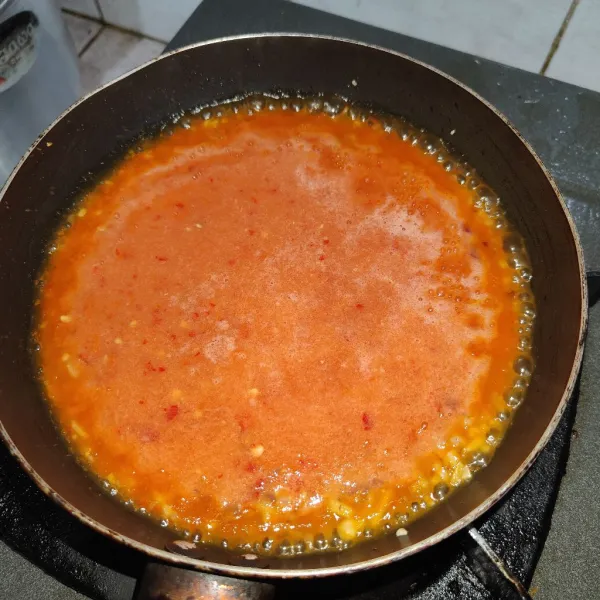 Tuang tomat dan cabai yang sudah di blender tadi, beri gula 0 kalori, garam, lada sambil koreksi rasa, masak sampai meletup