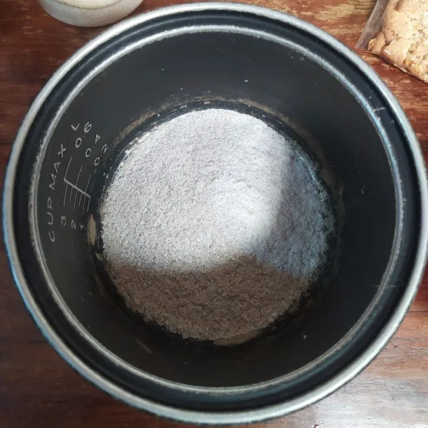 Campur 7 sdm gula pasir, agar-agar bubuk dan kopi 3 in 1 ke dalam panci.