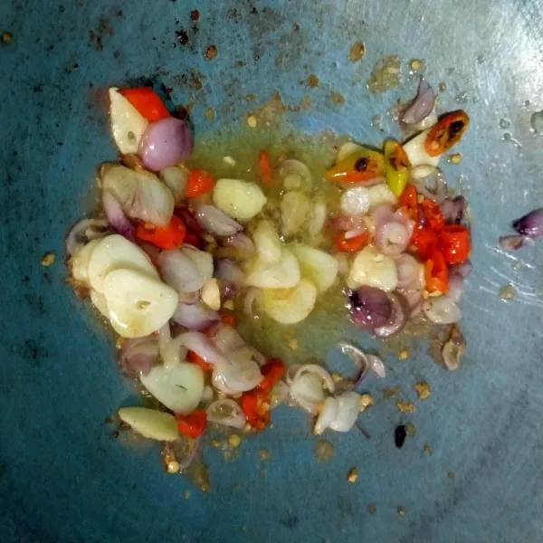 Panaskan minyak tumis bumbu iris beri garam, gula pasir dan merica bubuk hingga harum