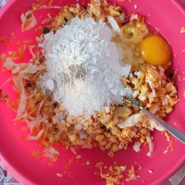 Tambahkan tepung terigu, merica bubuk, kaldu jamur dan telur ayam. Aduk kembali hingga tercampur rata.
