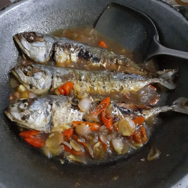 Masukkan ikan kembung goreng, aduk rata dan masak hingga mendidih.