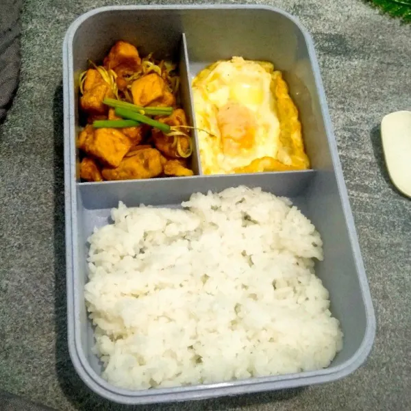 Siap disajikan sebagai bekal dengan nasi dan telur ceplok.