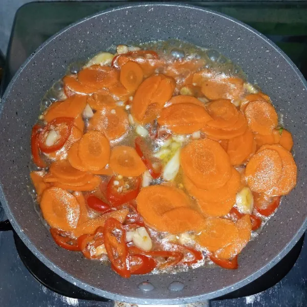 Masukkan wortel dan air. Masak sampai wortel empuk.