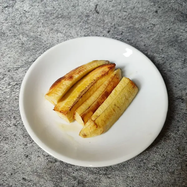 Tata pisang bakar di piring saji.