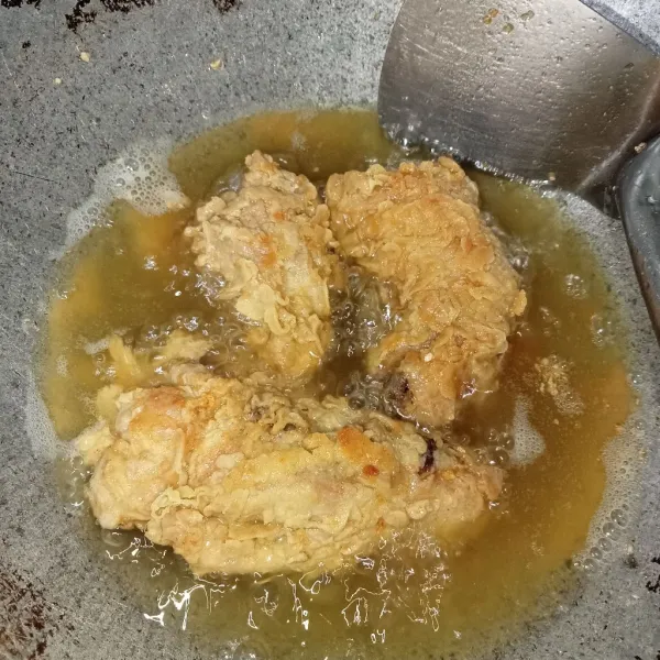 Panaskan minyak secukupnya kemudian masukkan ayam dan goreng ayam hingga kuning keemasan angkat dan tiriskan.
