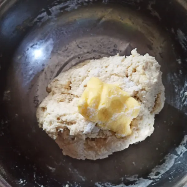 Masukkan margarin dan garam.