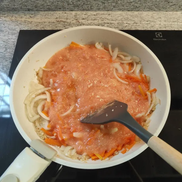 Tuang tomat ynag sudah di blender, masak sampai mendidih