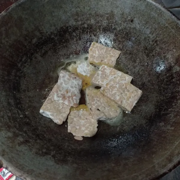 Lalu goreng sampai kering, tiriskan