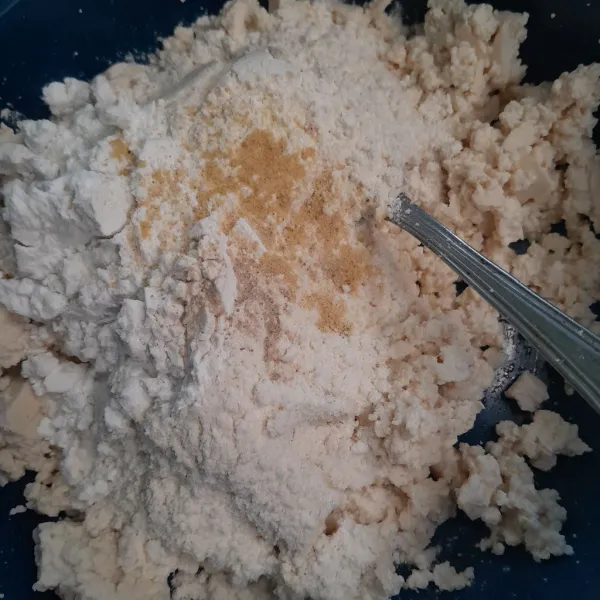 Tambahkan,tepung terigu,tapioka,tepung beras,garam,kaldu bubuk dan merica lalu aduk sampai tercampur rata