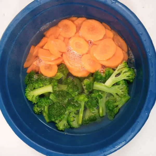 Potong-potong brokoli dan wortel. Sisihkan.