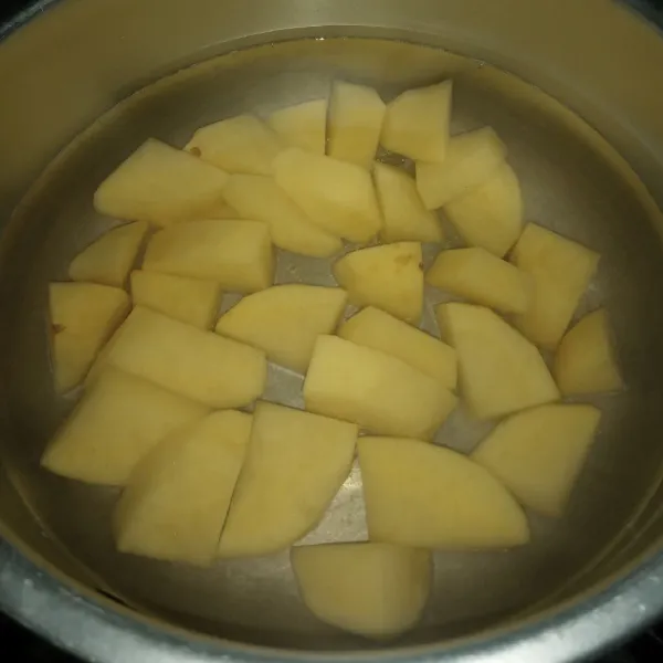 Rebus kentang sampai empuk, tiriskan dan haluskan.