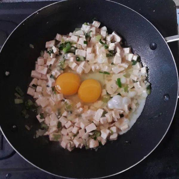 Bumbui dengan kaldu bubuk, garam, dan merica bubuk, aduk rata. Kemudian tambahkan telur.