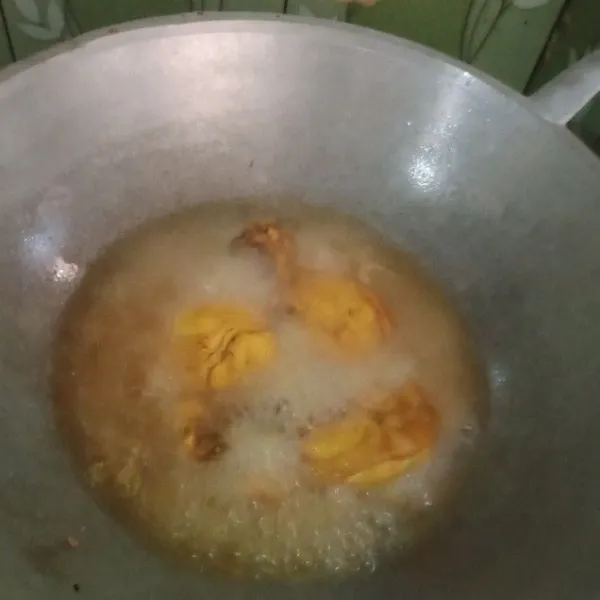 Panaskan minyak goreng ayam hingga kuning kecoklatan angkat tiriskan.
