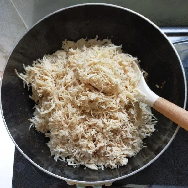 Kemudian masukkan ayam yang sudah di suwir-suwir tadi.