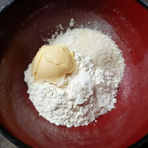 Campur tepung terigu, krimer bubuk, margarin, gula pasir dan garam.
