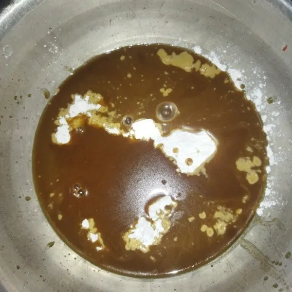 Lalu campur air larutan gula aren dengan tepung beras dan tepung tapioka, aduk hingga tercampur rata dan tidak bergerindil.