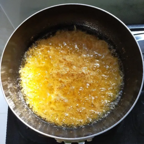 Goreng ayam bersantan dengan minyak banyak dan api sedang hingga kecoklatan.
