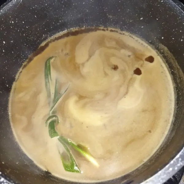 Masak gula aren, garam, daun pandan dan santan hingga gula larut dan mendidih, angkat lalu diamkan hingga dingin.