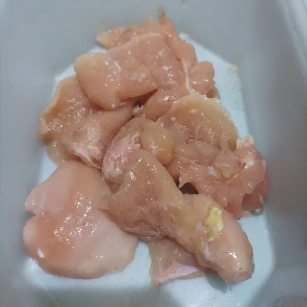 Potong tipis ayam kurang lebih 1- 2 cm melebar. Lumuri dengan garam dan merica. Diamkan 10-15 menit di chiller.