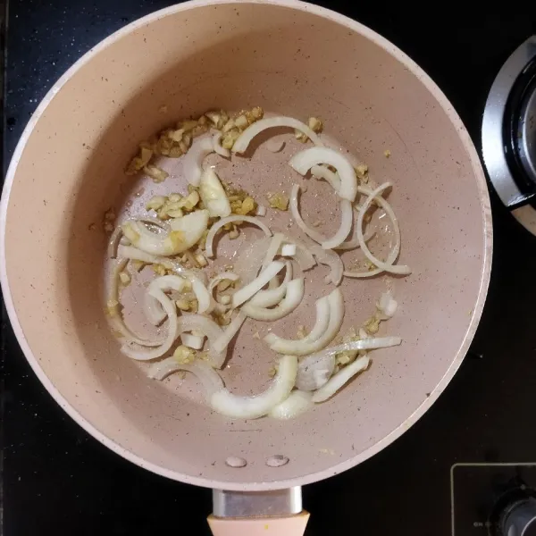 Lelehkan mentega dalam panci, tambahkan bawang putih, bawang merah, dan bawang bombay, tumis hingga harum.